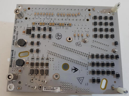Honeywell CC-TAIM01 Analog-Eingangsmodul mit 64 vollständig isolierten Eingängen für Thermoelemente und Thermoresistoren (-40 °C bis +70 °C)