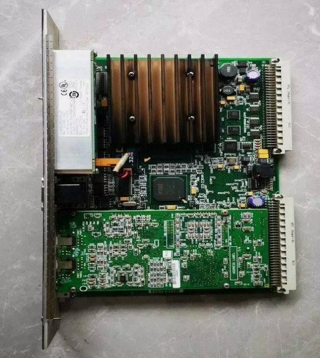 IC698CPE010 GE Zentralverarbeitungseinheit CPU kommuniziert mit I/O und Smart Option Modulen 300MHz Celeron Mikroprozessor
